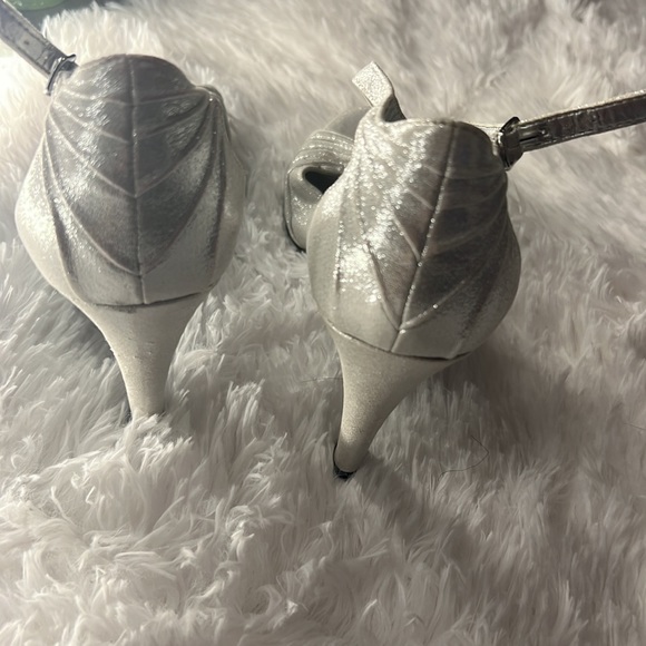 Kelly & Katie sparkling silver pumps - Picture 5 of 5